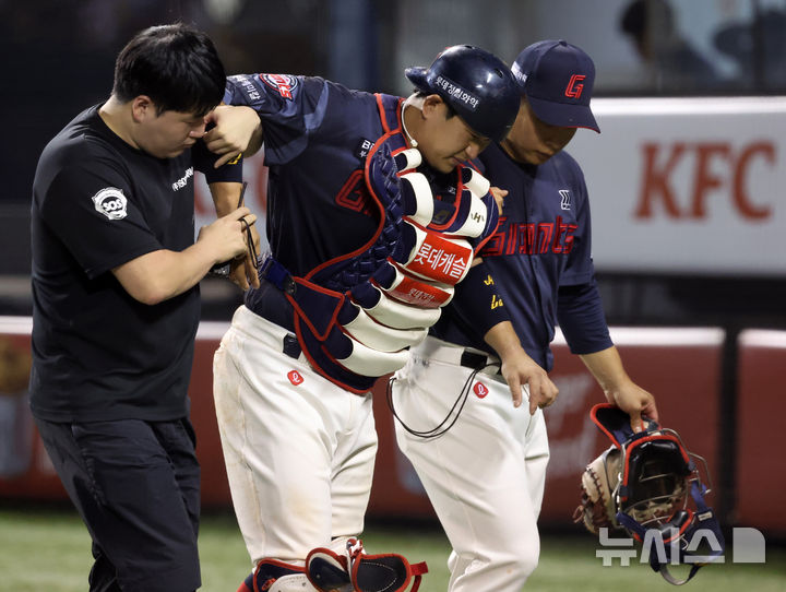 [서울=뉴시스] 배훈식 기자 = 2일 오후 서울 송파구 잠실야구장에서 열린 2025 신한 쏠뱅크 KBO리그 LG 트윈스와 롯데 자이언츠의 경기, 5회말 LG 오스틴의 파울 타구에 무릎을 맞은 롯데 유강남이 부축을 받으며 그라운드를 떠나고 있다. 2025.09.02. dahora83@newsis.com