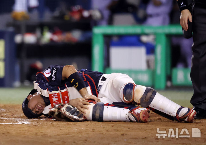 [서울=뉴시스] 배훈식 기자 = 2일 오후 서울 송파구 잠실야구장에서 열린 2025 신한 쏠뱅크 KBO리그 LG 트윈스와 롯데 자이언츠의 경기, 5회말 LG 오스틴의 파울 타구에 무릎을 맞은 롯데 유강남이 그라운드에 쓰러져 고통스러워 하고 있다. 2025.09.02. dahora83@newsis.com