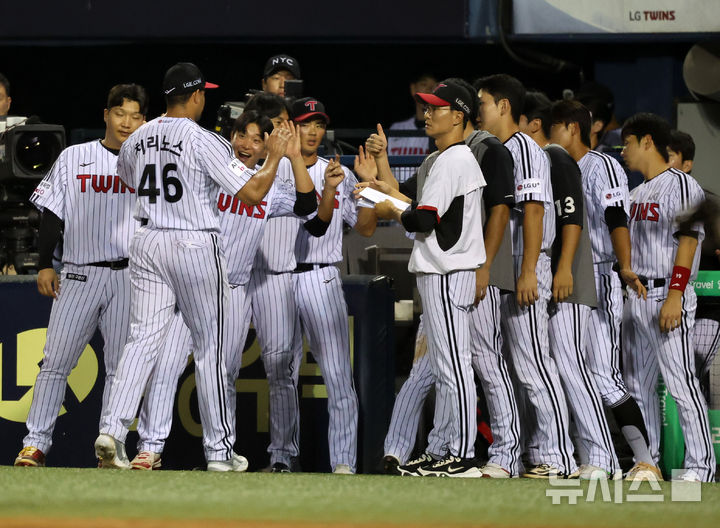 [서울=뉴시스] 배훈식 기자 = 2일 오후 서울 송파구 잠실야구장에서 열린 2025 신한 쏠뱅크 KBO리그 LG 트윈스와 롯데 자이언츠의 경기, 7이닝 무실점을 기록한 LG 선발 치리노스가 동료들의 환호를 받으며 덕아웃으로 들어가고 있다. 2025.09.02. dahora83@newsis.com