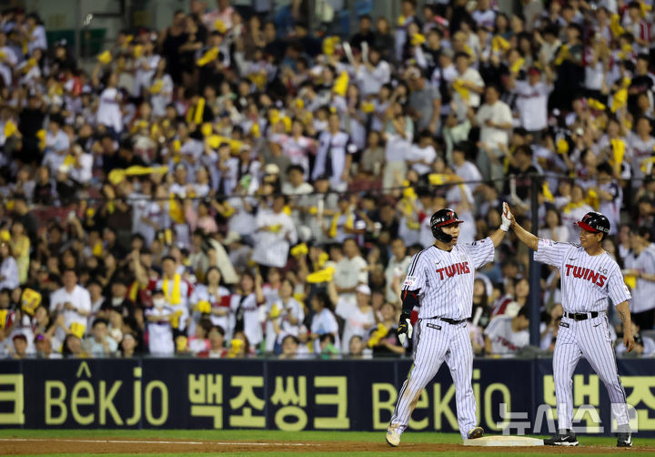 [서울=뉴시스] 배훈식 기자 = 2일 오후 서울 송파구 잠실야구장에서 열린 2025 신한 쏠뱅크 KBO리그 LG 트윈스와 롯데 자이언츠의 경기, 8회말 LG 문성주가 경기 4번째 안타를 때려낸 뒤 송지만 코치와 하이파이브를 하고 있다. 2025.09.02. dahora83@newsis.com