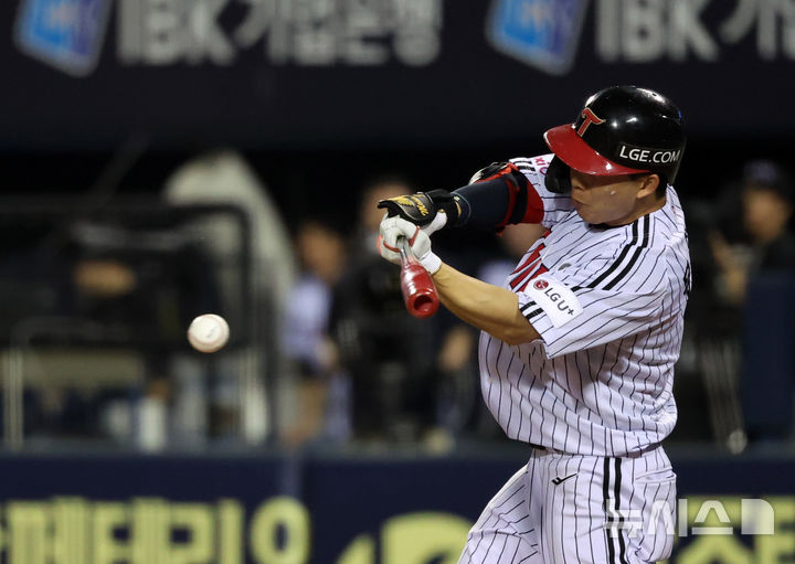 [서울=뉴시스] 배훈식 기자 = 2일 오후 서울 송파구 잠실야구장에서 열린 2025 신한 쏠뱅크 KBO리그 LG 트윈스와 롯데 자이언츠의 경기, 8회말 LG 문성주가 경기 4번째 안타를 때려내고 있다. 2025.09.02. dahora83@newsis.com