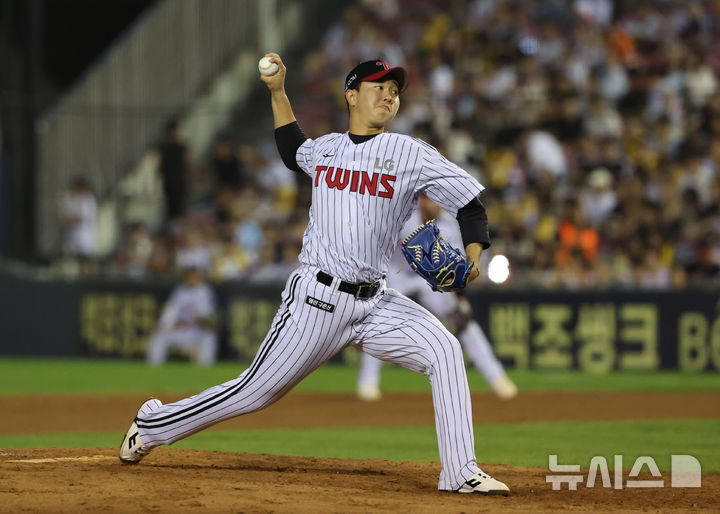 [서울=뉴시스] 배훈식 기자 = 2일 오후 서울 송파구 잠실야구장에서 열린 2025 신한 쏠뱅크 KBO리그 LG 트윈스와 롯데 자이언츠의 경기, 9회초 LG 마무리 유영찬이 공을 뿌리고 있다. 2025.09.02. dahora83@newsis.com
