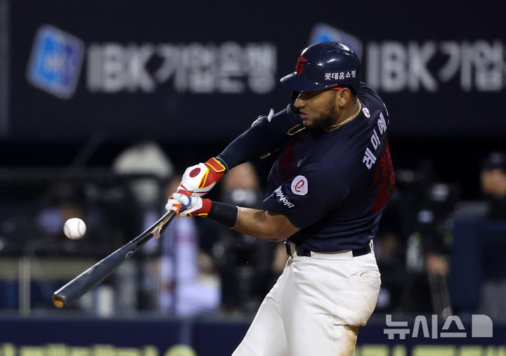 [서울=뉴시스] 배훈식 기자 = 2일 오후 서울 송파구 잠실야구장에서 열린 2025 신한 쏠뱅크 KBO리그 LG 트윈스와 롯데 자이언츠의 경기, 9회초 1사 2루 상황에서 롯데 레이예스가 안타를 치고 있다. 2025.09.02. dahora83@newsis.com