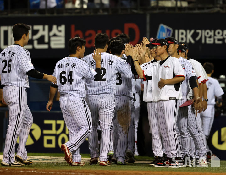 [서울=뉴시스] 배훈식 기자 = 2일 오후 서울 송파구 잠실야구장에서 열린 2025 신한 쏠뱅크 KBO리그 LG 트윈스와 롯데 자이언츠의 경기, 3-2로 승리한 LG 염경엽 감독이 선수들과 하이파이브를 하고 있다. 2025.09.02. dahora83@newsis.com
