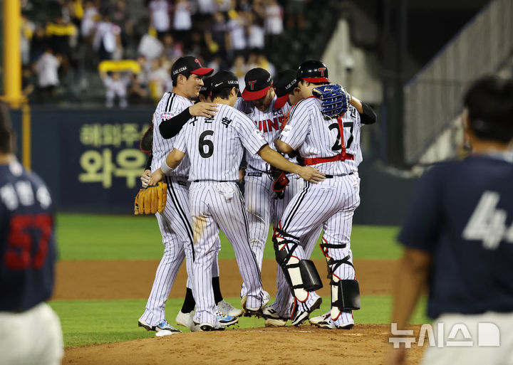 [서울=뉴시스] 배훈식 기자 = 2일 오후 서울 송파구 잠실야구장에서 열린 2025 신한 쏠뱅크 KBO리그 LG 트윈스와 롯데 자이언츠의 경기, 3-2로 승리한 LG 선수들이 승리 세리머니를 하고 있다. 2025.09.02. dahora83@newsis.com