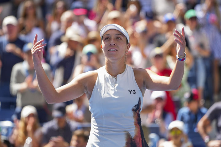 [뉴욕=AP/뉴시스] 제시카 페굴라(4위·미국)가 2일(현지 시간) 미국 뉴욕의 빌리진킹 내셔널 테니스 센터에서 열린 US 오픈 여자 단식 8강전에서 바르보라 크레이치코바(62위·체코)를 꺾은 후 기뻐하고 있다. 한국계인 페굴라가 2-0(6-3 6-3)으로 승리하고 4강에 올라 2연패를 노리는 아리나 사발렌카(1위·벨라루스)와 맞붙는다. 사발렌카는 마르케타 본드로우쇼바(60위·체코)가 부상으로 기권하면서 4강에 무혈 입성했다. 2025.09.03.