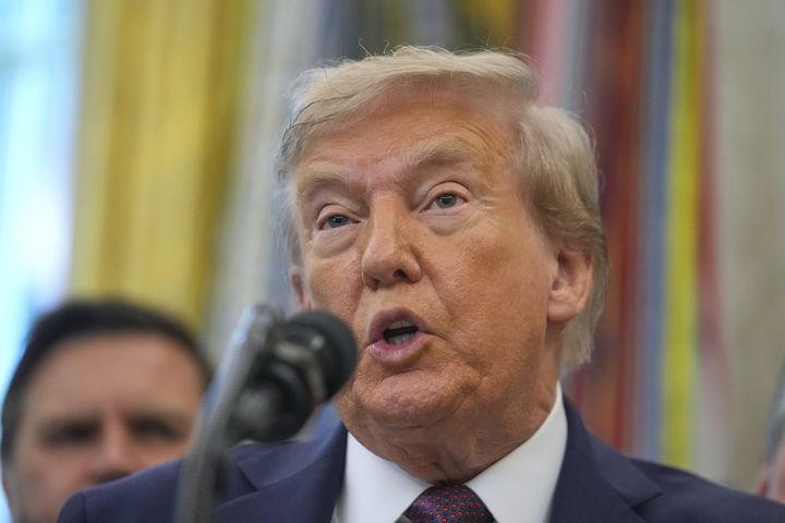 [워싱턴=AP/뉴시스] 도널드 트럼프 미국 대통령이 5일(현지 시간) 미국 국방부의 명칭을 전쟁부로 변경하는 행정명령에 서명할 예정이라고 워싱턴포스트(WP) 등 미국 언론이 보도했다. 사진은 트럼프 대통령이 지난 2일 백악관 집무실에서 미 우주군사령부 본부 이전 계획을 발표하는 모습. 2025.09.05.