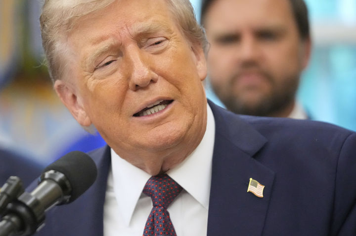 [워싱턴=AP/뉴시스]도널드 트럼프 미국 대통령이 2일(현지 시간) 백악관 집무실에서 미 우주군사령부 본부 이전 계획을 발표하고 있다. 2025.09.03.