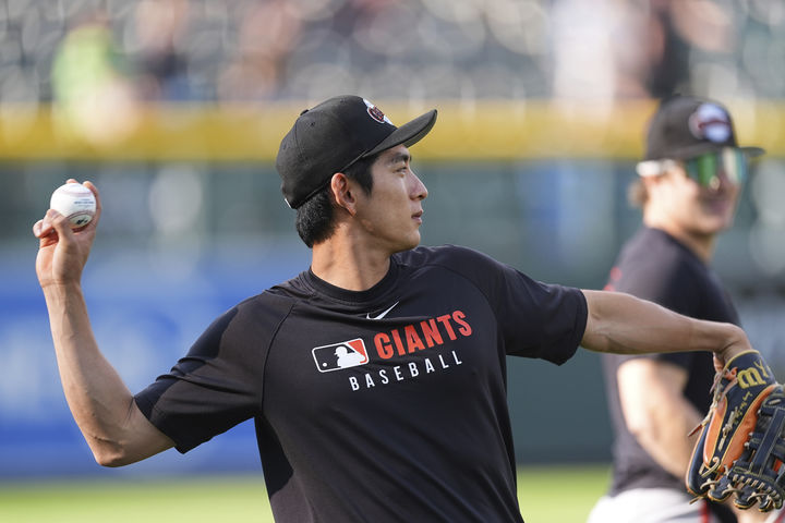 [덴버=AP/뉴시스] 샌프란시스코 자이언츠의 이정후가 2일(현지 시간) 미 콜로라도주 덴버의 쿠어스 필드에서 열리는 2025 메이저리그 콜로라도 로키스와의 경기를 앞두고 몸을 풀고 있다. 2025.09.03.