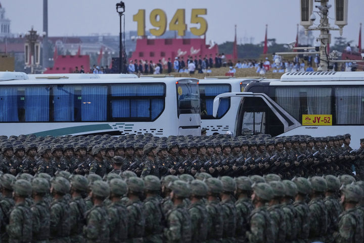 [베이징=AP/뉴시스]3일 중국 전승절 80주년 기념 열병식이 열리는 톈안먼광장에 중국 병사들이 모여 있다. 2025.09.03.