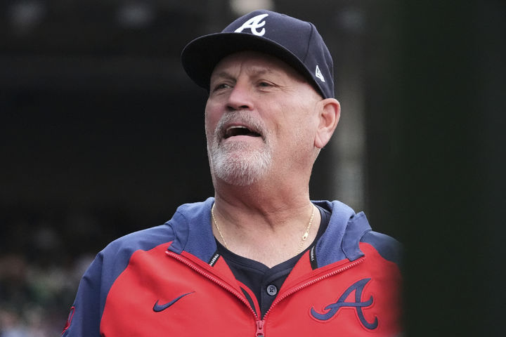 [시카고=AP/뉴시스] 메이저리그 애틀랜타 브레이브스의 브라이언 스닛커 감독이 3일(한국 시간) 미국 일리노이주 시카고의 리글리 필드에셔 열리는 시카고 컵스와의 2025 MLB 경기를 앞두고 선수들과 대화를 나누고 있다. 2025.09.03.