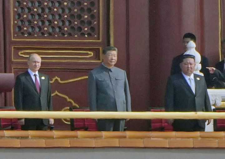 [베이징=AP/뉴시스] 시진핑(가운데) 중국 국가주석이 블라디미르 푸틴(왼쪽) 러시아 대통령, 김정은 북한 국무위원장과 함께 3일(현지 시간) 베이징 톈안먼광장에서 열린 '중국 인민 항일 전쟁 및 세계 반파시스트 전쟁 승리(전승절)' 80주년 기념 열병식에 참석하고 있다. 2025.09.03.