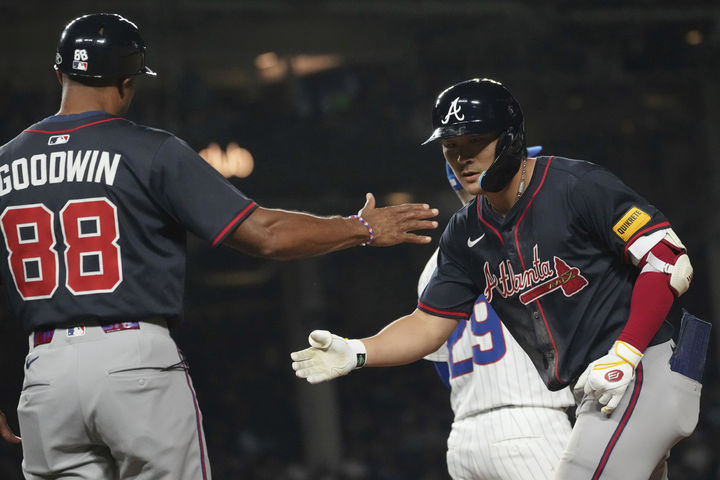 [시카고=AP/뉴시스] 애틀랜타 브레이브스의 김하성이 2일(현지 시간) 미 일리노이주 시카고의 리글리 필드에서 열린 2025 메이저리그 시카고 컵스와 경기 7회 초 우전안타를 친 후 1루 주루코치의 축하를 받고 있다. 2025.09.03.