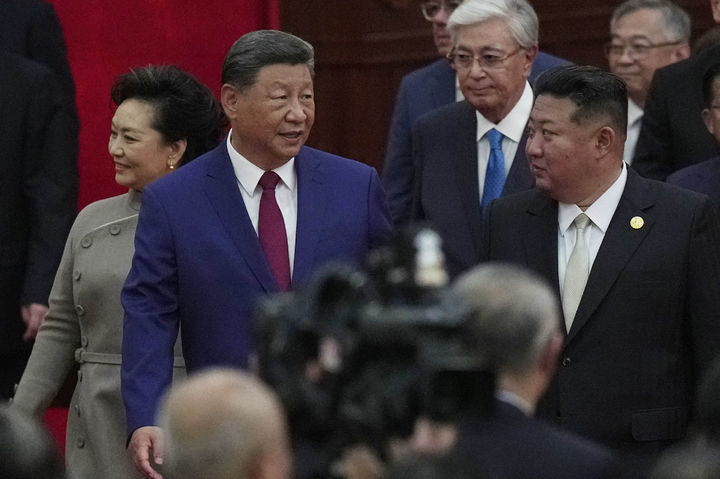 [베이징=AP/뉴시스] 김정은(오른쪽) 북한 국무위원장과 시진핑 중국 국가주석이 3일(현지 시간) 중국 베이징의 톈안먼 광장에서 열린 '중국 인민 항일 전쟁 및 세계 반파시스트 전쟁 승리(전승절)' 80주년 기념 열병식 참석 이후 연회장으로 향하고 있다. 2025.09.03.