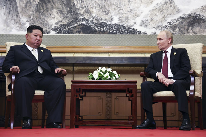 [베이징=AP/뉴시스] 김정은(왼쪽) 북한 국무위원장이 3일(현지 시간) 중국 베이징 댜오위타이 영빈관에서 블라디미르 푸틴 러시아 대통령과 회담하고 있다. 2025.09.03.