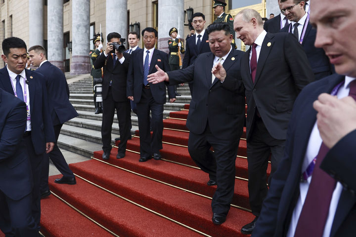 [베이징=AP/뉴시스] 김정은 북한 국무위원장과 블라디미르 푸틴 러시아 대통령이 3일(현지 시간) 중국 베이징에서 '중국 인민 항일 전쟁 및 세계 반파시스트 전쟁 승리(전승절)' 80주년 기념 열병식 이후 열린 연회를 마치고 행사장을 나서면서 얘기를 나누고 있다. 2025.09.03.