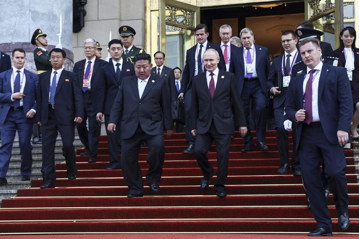 [베이징=AP/뉴시스] 김정은 북한 국무위원장과 블라디미르 푸틴 러시아 대통령이 3일(현지 시간) 중국 베이징에서 '중국 인민 항일 전쟁 및 세계 반파시스트 전쟁 승리(전승절)' 80주년 기념 열병식 이후 열린 연회를 마치고 나란히 행사장을 나서고 있다. 2025.09.03.