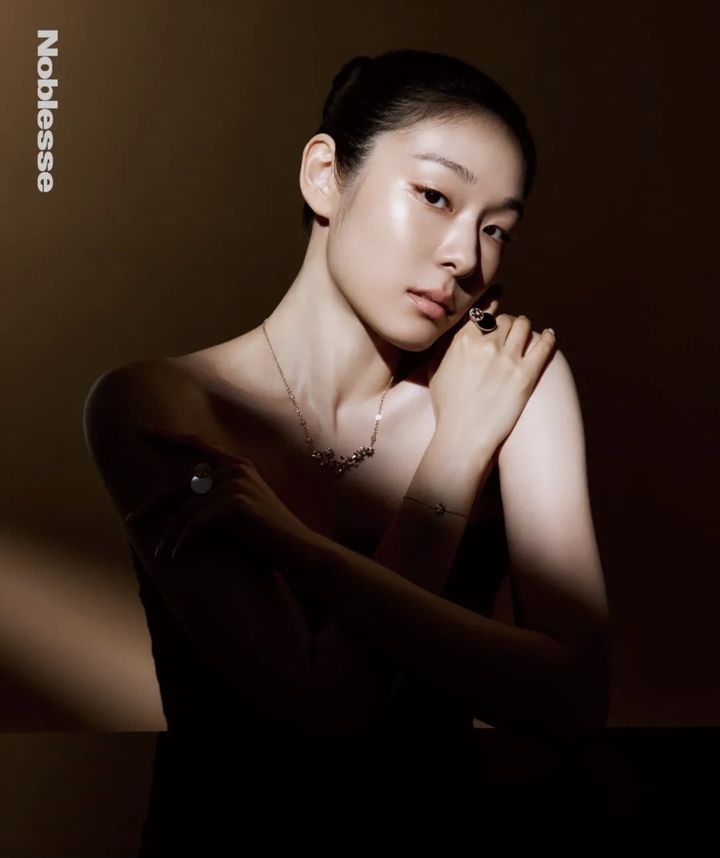 [서울=뉴시스] 김연아가 자신의 소셜미디어에 라이프스타일 잡지 노블레스와 함께한 화보를 올렸다.  (사진=노블레스 제공, 김연아 인스타그램 캡처) 2025.09.03. photo@newsis.com *재판매 및 DB 금지