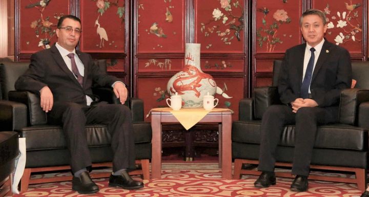 [서울=뉴시스]오마르 알 파키흐 평양주재 팔레스타인 대사(왼쪽)가 지난 29일 평양에서 왕야쥔 중국대사와 회담하는 모습. (출처=주평양 중국 대사관, NK 뉴스에서 재인용) 2025.9.3. *재판매 및 DB 금지