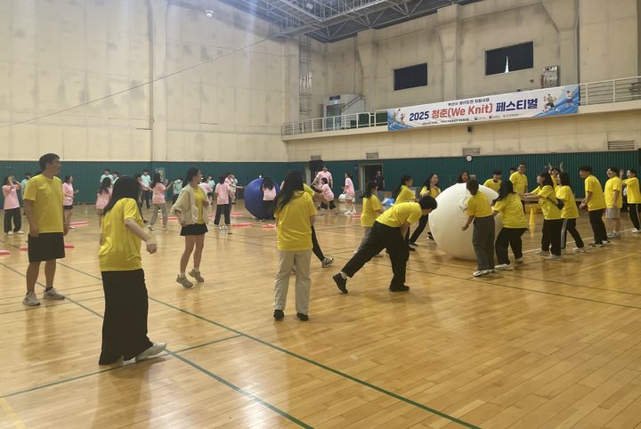 [부산=뉴시스] 2일 기장실내체육관에서 지역 미취업 청년 100여 명을 대상으로 한 체육대회 '위닛 페스티벌'이 진행되고 있다. (사진=부산경제진흥원 제공) 2025.09.03. photo@newsis.com *재판매 및 DB 금지