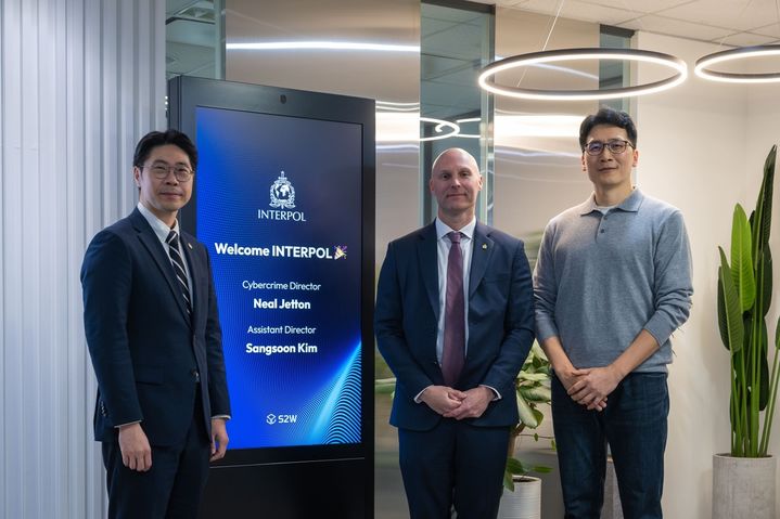 (왼쪽부터)지난해 S2W에 방문한 인터폴 사이버범죄국 김상순 부국장, 닐 제튼 국장, 서상덕 S2W 대표(사진=S2W 제공) *재판매 및 DB 금지
