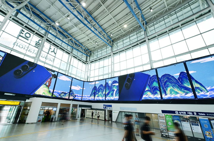 삼성전자가 서울역에서 진행하는 ‘갤럭시 Z 폴드∙플립7’ 초대형 미디어아트 디지털 옥외광고 모습. (사진=삼성전자 제공) *재판매 및 DB 금지
