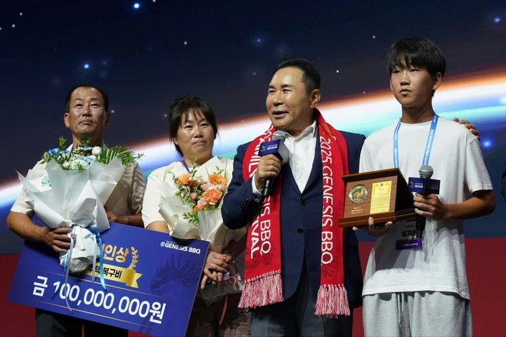 [서울=뉴시스] 윤홍근(오른쪽 두번째) 제너시스BBQ그룹 회장이 '2025 제너시스BBQ 패밀리 페스티벌'에서 경북 영덕군 산불 화재 당시 거동이 불편한 어르신 네 분을 구한 중학생 임지호(오른쪽 첫번째) 군에게 의인상을 수여했다. (사진=제너시스BBQ그룹 제공) *재판매 및 DB 금지