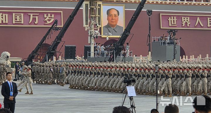 [베이징=뉴시스] 박정규 특파원 = 3일 오전 중국 베이징 톈안먼 앞에서 전승절 80주년 열병식 개최에 앞서 중국 군인들이 행진 예행 연습을 하고 있다. 2025.09.03 pjk76@newsis.com 