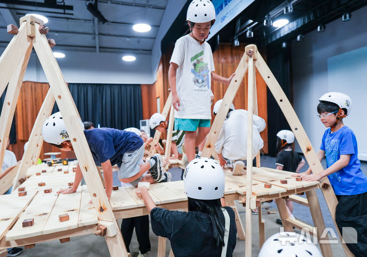 [서울=뉴시스]LG유플러스가 경기도사회적경제원, 어린이날다 사회적협동조합과 함께 재난현장 어린이를 위한 '찾아가는 이동형 놀이터'를 개발했다. 사진은 지난 8월 30~31일 경기 안산시 경기창작캠퍼스 선감아트홀에서 진행된 이동형 놀이터 체험 행사의 모습. (사진=LG유플러스 제공)