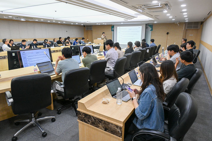 [서울=뉴시스] KT는 지난 2일 산학 공동 연구를 추진하는 서울대, 카이스트와 인공지능 정보통신기술(AICT) 기술 개발 협력 확대를 위한 킥오프 워크숍을 개최했다고 3일 밝혔다. (사진=KT 제공) 2025.09.03. photo@newsis.com *재판매 및 DB 금지