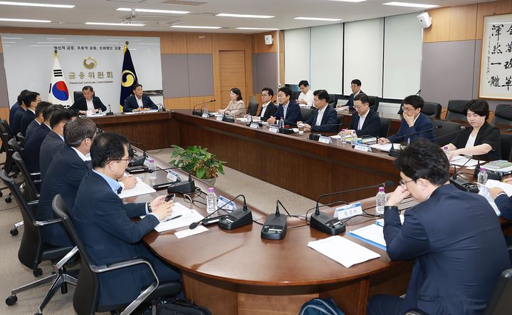 권대영 금융위원회 부위원장이 3일 오전 정부서울청사에서 미국 관세대응 정책금융-금융지주 간담회를 개최, 미국 정부의 상호관세, 품목과세 부과에 따른 우리 기업의 피해를 최소화할 금융업계의 대응방안을 논의했다. (사진=금융위원회 제공) photo@newsis.com&nbsp; *재판매 및 DB 금지