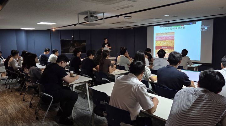 [서울=뉴시스] 휴젤이 '블루로즈 중심 병합 시술'에 대해 임직원 교육을 진행하고 있다. (사진=휴젤 제공) 2025.09.03. photo@newsis.com *재판매 및 DB 금지