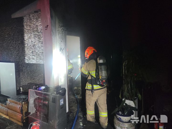 [영동=뉴시스] 화재 현장 (사진= 영동소방서 제공) 2025.09.03. photo@newsis.com *재판매 및 DB 금지