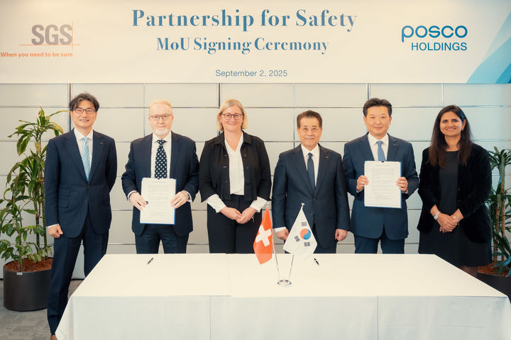 [서울=뉴시스] 포스코그룹이 2일(현지 시간) 스위스 제네바에서 SGS와 포스코그룹 안전 관리 체계 혁신을 위한 MOU를 맺었다고 3일 밝혔다. 사진 왼쪽 두번째 부터 말콤 리드 SGS 유럽 총괄, 마르타 블라치코바 SGS CFO, 포스코그룹 장인화 회장. (사진=포스코그룹 제공) 2025.9..3. photo@newsis.com *재판매 및 DB 금지