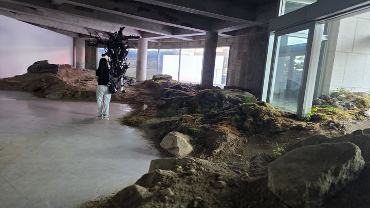 [사진=박현주미술전문기자]아트선재센터 1층 전시장. 흙더미로 가득한 공사장 폐허 같은 분위기다. *재판매 및 DB 금지