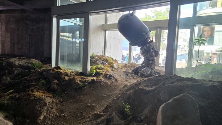 [사진=박현주미술전문기자]아트선재센터 1층 전시장. 흙더미로 가득한 공사장 폐허 같은 분위기다. *재판매 및 DB 금지