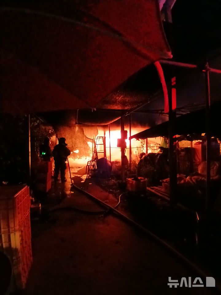 [충주=뉴시스] 화재 현장 (사진= 충주소방서 제공) 2025.09.03. photo@newsis.com *재판매 및 DB 금지