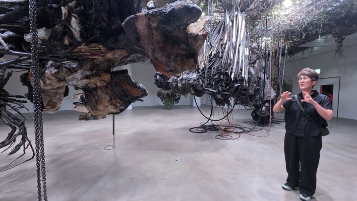 [사진=박현주 미술전문기자]아트선재센터 김선정 대표가 전시를 설명하고 있다. *재판매 및 DB 금지