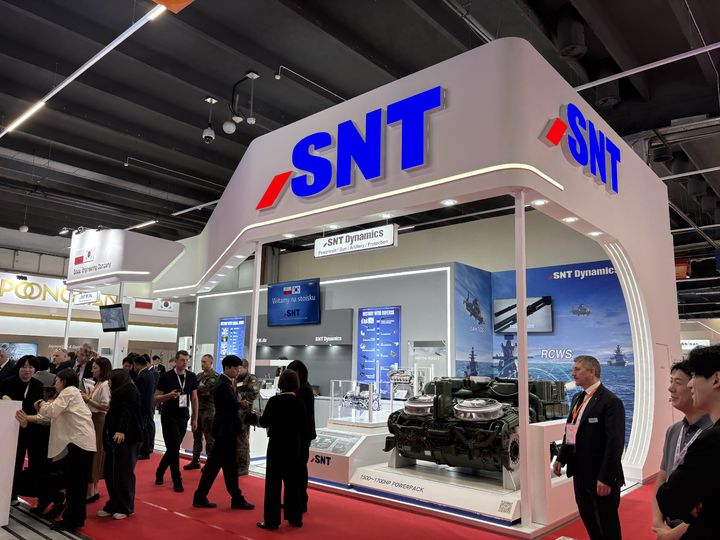 [창원=뉴시스] 2일(현지시간) 폴란드 키엘체에서 개막한 동유럽 최대 규모의 방위산업 전시회 MSPO 2025에 참가한 SNT다이내믹스의 전시장 모습. (사진=SNT다이내믹스 제공) 2025.09.03. photo@newsis.com *재판매 및 DB 금지
