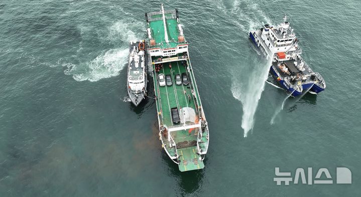 [서울=뉴시스] 한국해양교통안전공단(KOMSA)이 2일 충남 보령시 대천항 인근 신한고속훼리호에서 보령해양경찰서, 보령소방서와 함께 여객선 전기차 화재 합동훈련을 실시 중인 모습.