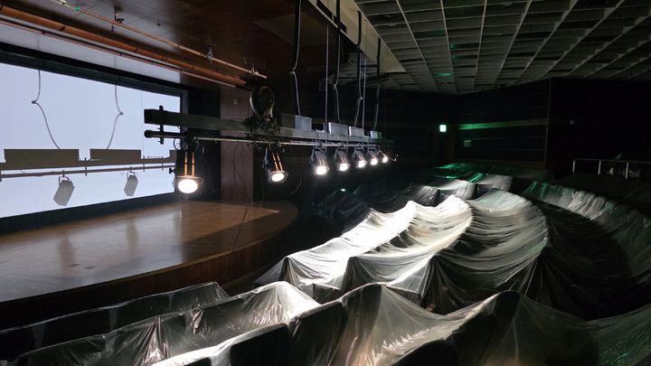 [사진=박현주미술전문기자]지하 극장은 모두 비닐로 의자를 감싸 폐허의 공간처럼 보여 유령이 나올 것만 같은 분위기를 자아낸다. *재판매 및 DB 금지