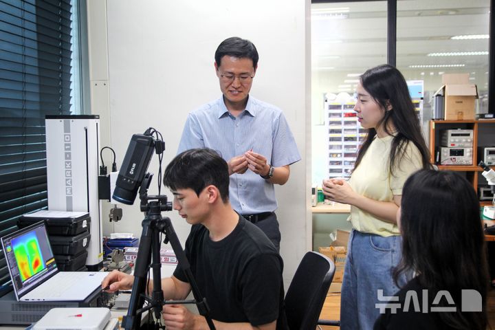 [서울=뉴시스]이달의 과학기술인상 9월 수상자로 선정된 정재웅 한국과학기술원(KAIST) 전기및전자공학부 교수(왼쪽 두번째)가 실험실에서 연구를 진행하고 있다. (사진=과학기술정보통신부 제공)