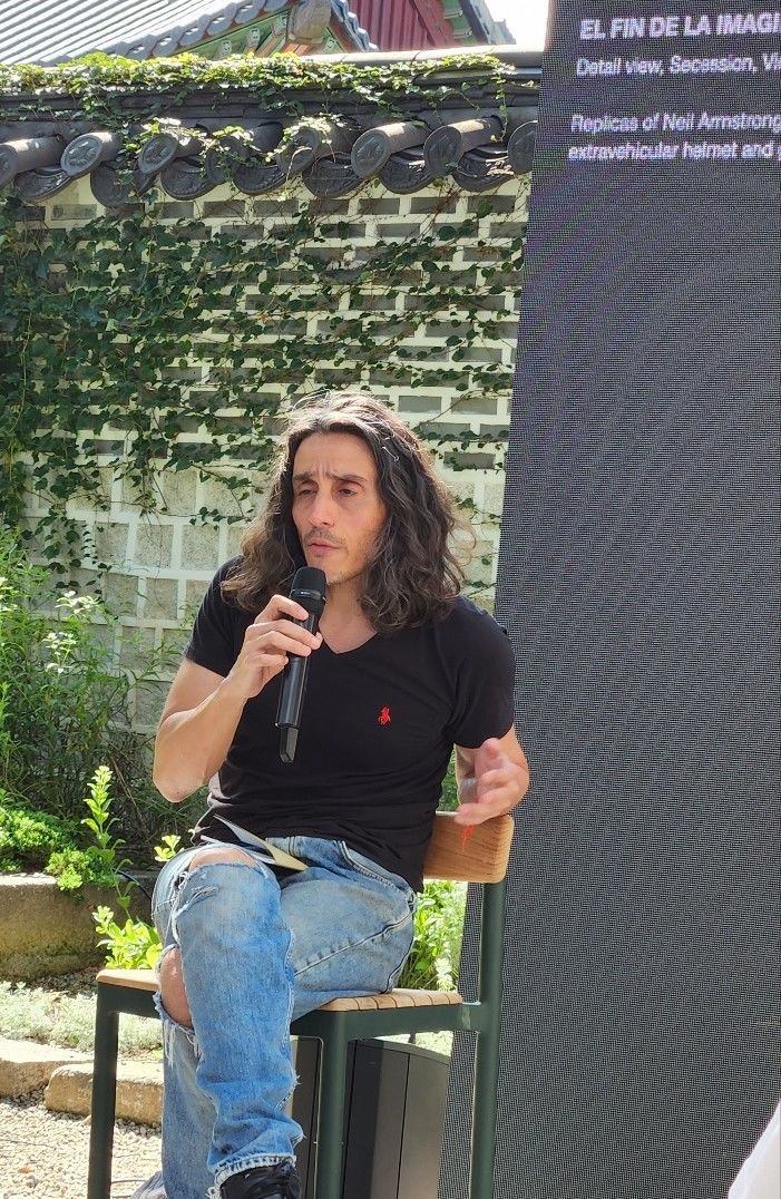 [사진=박현주 미술전문기자] 2일 아드리안 비야르 로하스가 전시 설명을 하고 있다. *재판매 및 DB 금지