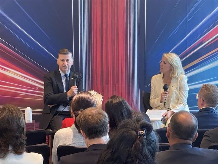 [서울=뉴시스] 주한영국상공회의소(BCCK)가 주최하고 한국 딜로이트 그룹이 후원한 ‘영국 무역정책 및 경제안보 국무상과의 좌담회’가 1일 서울 종로구 포시즌스 호텔에서 개최됐다. 더글라스 알렉산더 영국 무역정책 및 경제안보 국무상, 길기완 한국 딜로이트 그룹 경영자문 부문 대표, 니콜라 위어 딜로이트 아시아퍼시픽 지속가능성·기후대응 리더 등 한-영 정부 및 기업 관계자들이 기념 촬영을 진행했다. (사진=한국 딜로이트 그룹 제공) 2025.09.03 photo@newsis.com *재판매 및 DB 금지