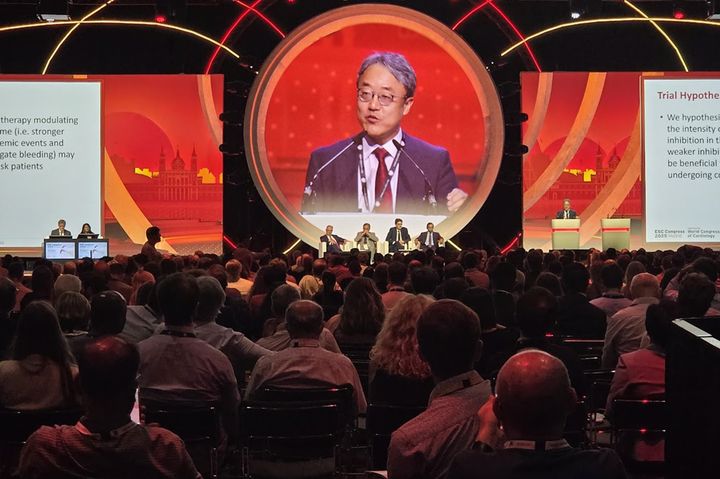 [서울=뉴시스] 3일 서울아산병원에 따르면 심장내과 박덕우·박승정·강도윤 교수, 위성봉 전문의는 복잡한 관상동맥 스텐트시술을 받은 고위험 환자 2018명을 대상으로 기존치료군과 맞춤치료군으로 나눠 1년간의 치료효과를 분석한 결과, 두 집단 간 사망·뇌졸중·응급재시술·출혈 등 주요 임상사건 발생률에서 유의미한 차이가 없었다. 박덕우 서울아산병원 심장내과 교수가 지난달 31일 스페인에서 열린 유럽심장학회 연례학술대회 메인세션에서 발표를 하고 있다. (사진=서울아산병원 제공) 2025.09.03. photo@newsis.com *재판매 및 DB 금지