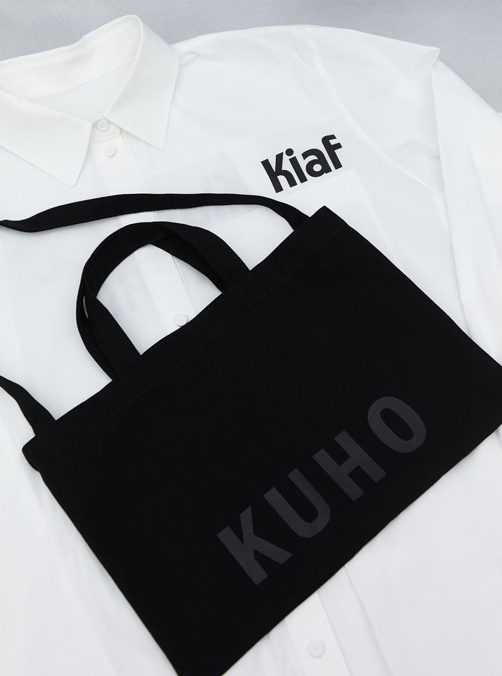 [서울=뉴시스] 삼성물산 패션부문은 자사 브랜드 구호(KUHO)가 국내 최대 아트페어 '키아프 서울(Kiaf SEOUL) 2025’의 스폰서로 참여해 스태프 의류와 VIP 관람객 가방을 후원한다고 3일 밝혔다.(사진=삼성물산 패션부문 제공) *재판매 및 DB 금지