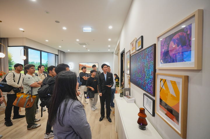 [서울=뉴시스]태국 방콕에 위치한 삼성전자 비즈니스 익스피리언스 스튜디오(BES)를 찾은 방문객들이 '스마트홈' 콘셉트의 전시 공간에서 스마트싱스로 연결돼 한층 쉽고 편리해진 개인 맞춤형 공간을 경험하고 있다. (사진 = 업체 제공) 2025.09.03. photo@newsis.com *재판매 및 DB 금지