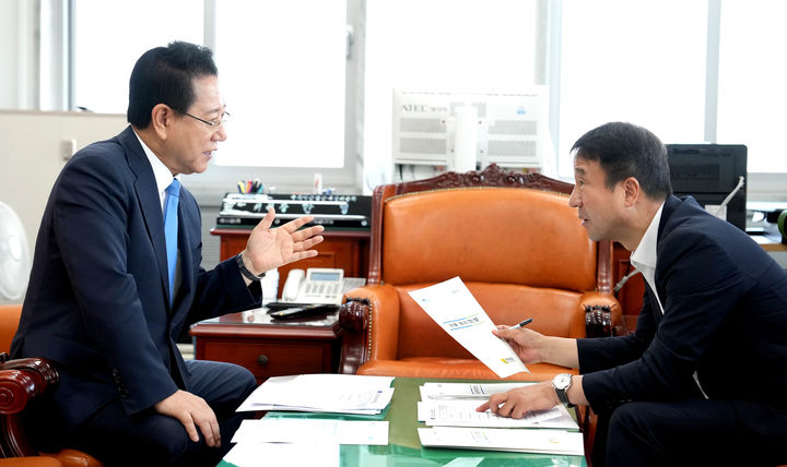 [무안=뉴시스] 김영록 전남지사가 3일 서울 국회에서 한병도 국회 예산결산특별위원장과 면담을 갖고 2026년도 전남도 국고 핵심 사업 해결을 위한 협조를 요청하고 있다. (사진 제공 = 전남도). 2025.09.03. photo@newsis.com *재판매 및 DB 금지