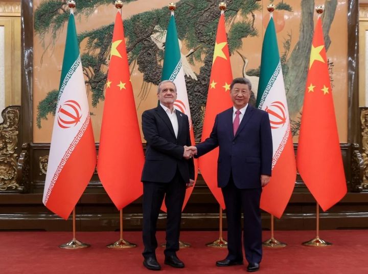 [베이징=신화/뉴시스] 시진핑 중국 국가주석(오른쪽)이 2일 베이징에서 마수드 페제시키안 이란 대통령과 만나 회담하기 전 악수하고 있다. 2025.09.03. *재판매 및 DB 금지