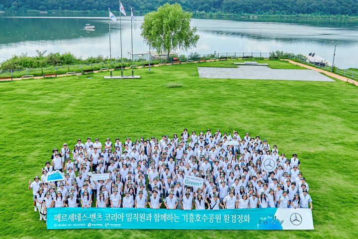 [서울=뉴시스] 메르세데스-벤츠 코리아 임직원들이 ‘그린플러스 플로깅(GREEN+ Plogging)’의 일환으로 경기도 용인시 기흥호수공원 일대에서 환경 봉사활동을 진행했다. (사진=메르세데스-벤츠 코리아 제공) photo@newsis.com *재판매 및 DB 금지